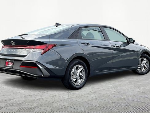 Used 2025 Hyundai Elantra SE image 7