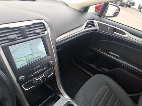 Used 2020 Ford Fusion SE FWD image 12