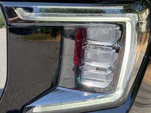 Used 2022 GMC Yukon XL SLT w/ SLT Premium Package AWD/4WD image 12