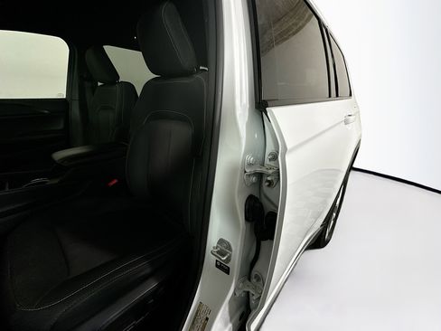 Used 2024 Jeep Grand Cherokee L Laredo RWD image 12