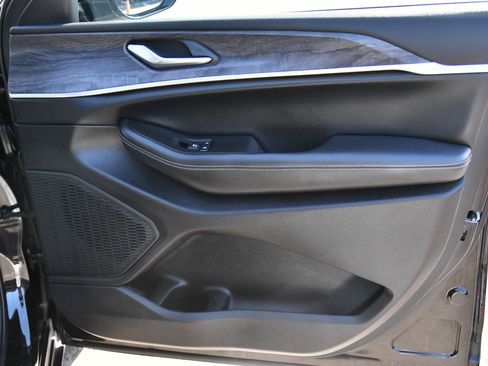 Used 2024 Jeep Grand Cherokee L Limited w/ Luxury Tech Group II image 57