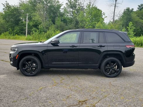 Used 2023 Jeep Grand Cherokee Limited w/ Black Appearance Package AWD/4WD image 8