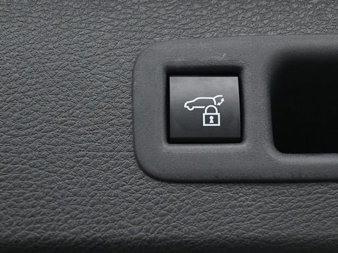 Used 2025 Toyota Sienna XLE image 33