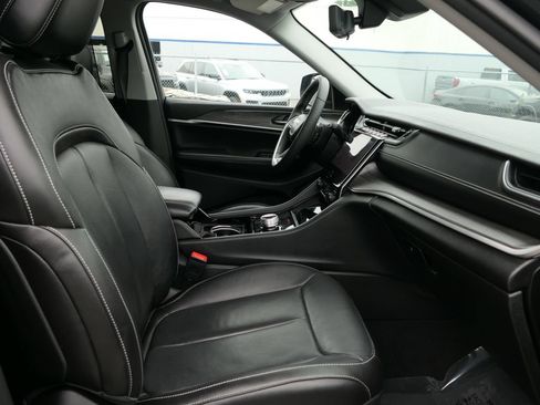 Used 2023 Jeep Grand Cherokee Limited w/ Luxury Tech Group II RWD image 24