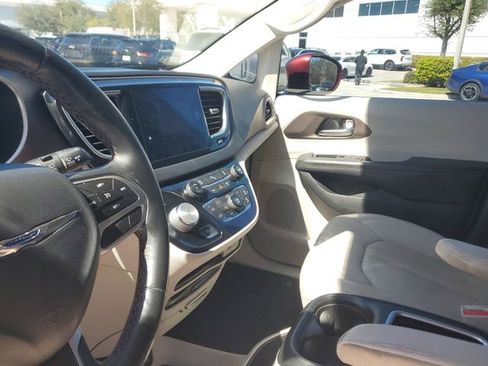 Used 2019 Chrysler Pacifica Touring-L Plus image 20