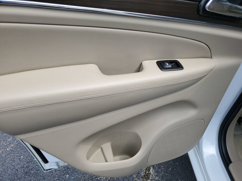 Used 2020 Jeep Grand Cherokee Overland AWD/4WD image 15