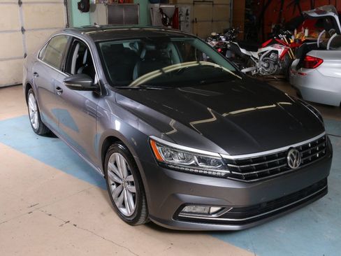 Used 2018 Volkswagen Passat 2.0T SE FWD image 3