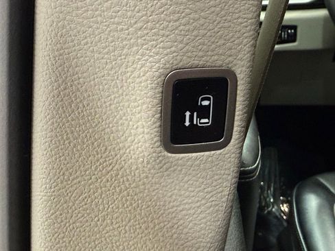 Used 2024 Chrysler Pacifica Touring-L FWD image 21