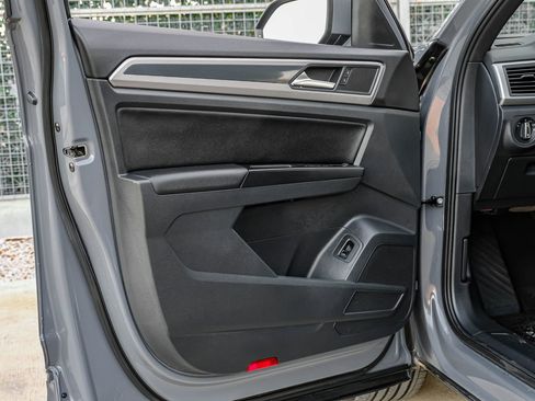 Used 2020 Volkswagen Atlas Cross Sport SE w/ Panoramic Sunroof Package FWD image 38