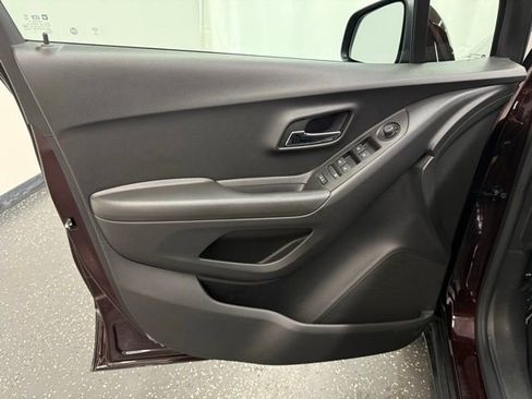 Used 2020 Chevrolet Trax LT w/ LT Convenience Package image 10