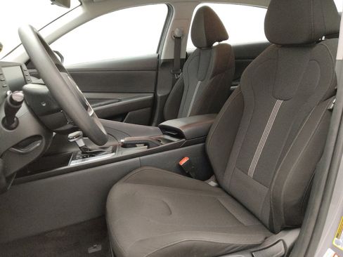 Used 2025 Hyundai Elantra SE FWD image 17