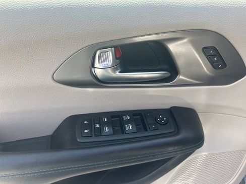 Used 2021 Chrysler Pacifica Touring-L image 24