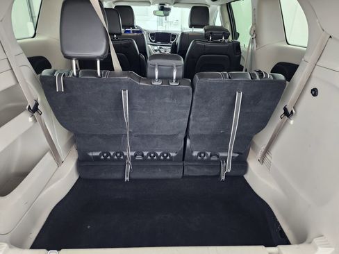 Used 2024 Chrysler Pacifica Touring-L image 29