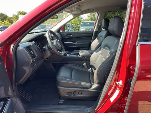 Certified 2025 Nissan Pathfinder SL image 11