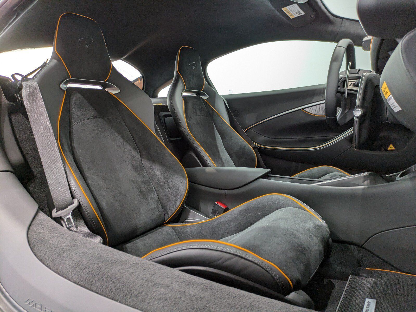 Used 2025 McLaren Artura RWD image 19