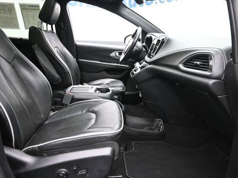 Used 2019 Chrysler Pacifica Limited w/ S Appearance Package image 7