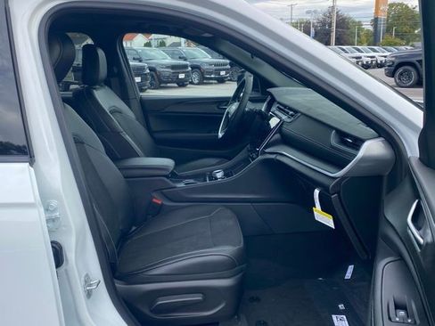 New 2025 Jeep Grand Cherokee L Altitude image 28