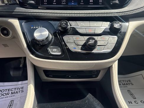 Used 2023 Chrysler Pacifica Limited w/ Uconnect Theater Family Group FWD image 34