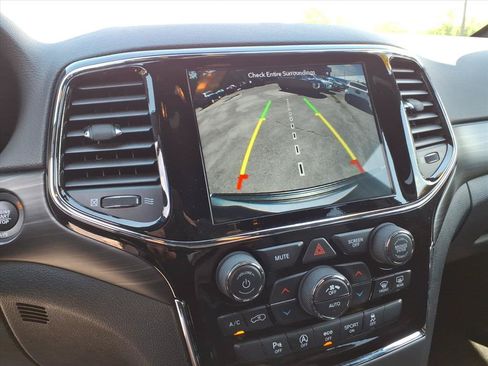 Used 2019 Jeep Grand Cherokee Altitude AWD/4WD image 13