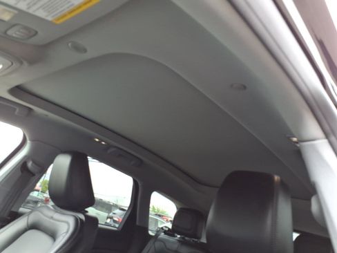 Used 2022 Lincoln Corsair AWD w/ Premium Package image 16
