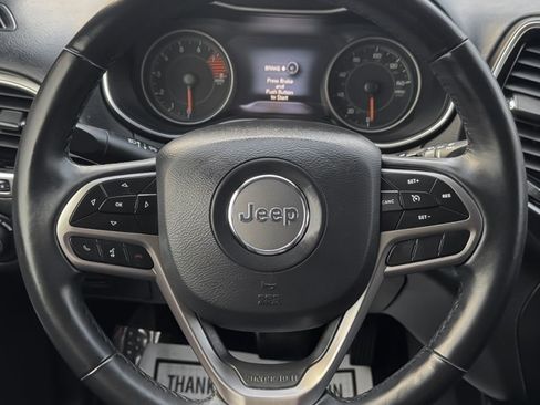 Used 2019 Jeep Cherokee Limited image 18