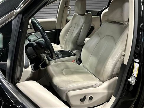 Used 2021 Chrysler Pacifica Touring-L FWD image 20