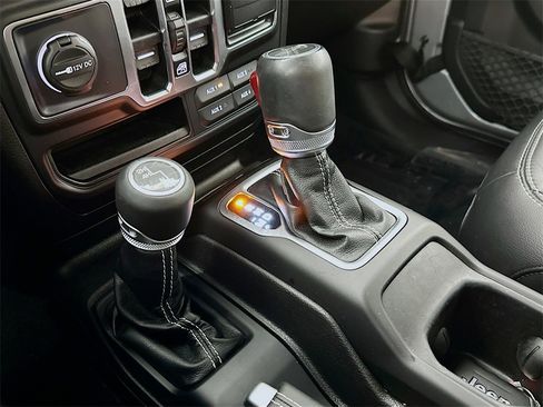 Used 2018 Jeep Wrangler Unlimited Sahara image 17