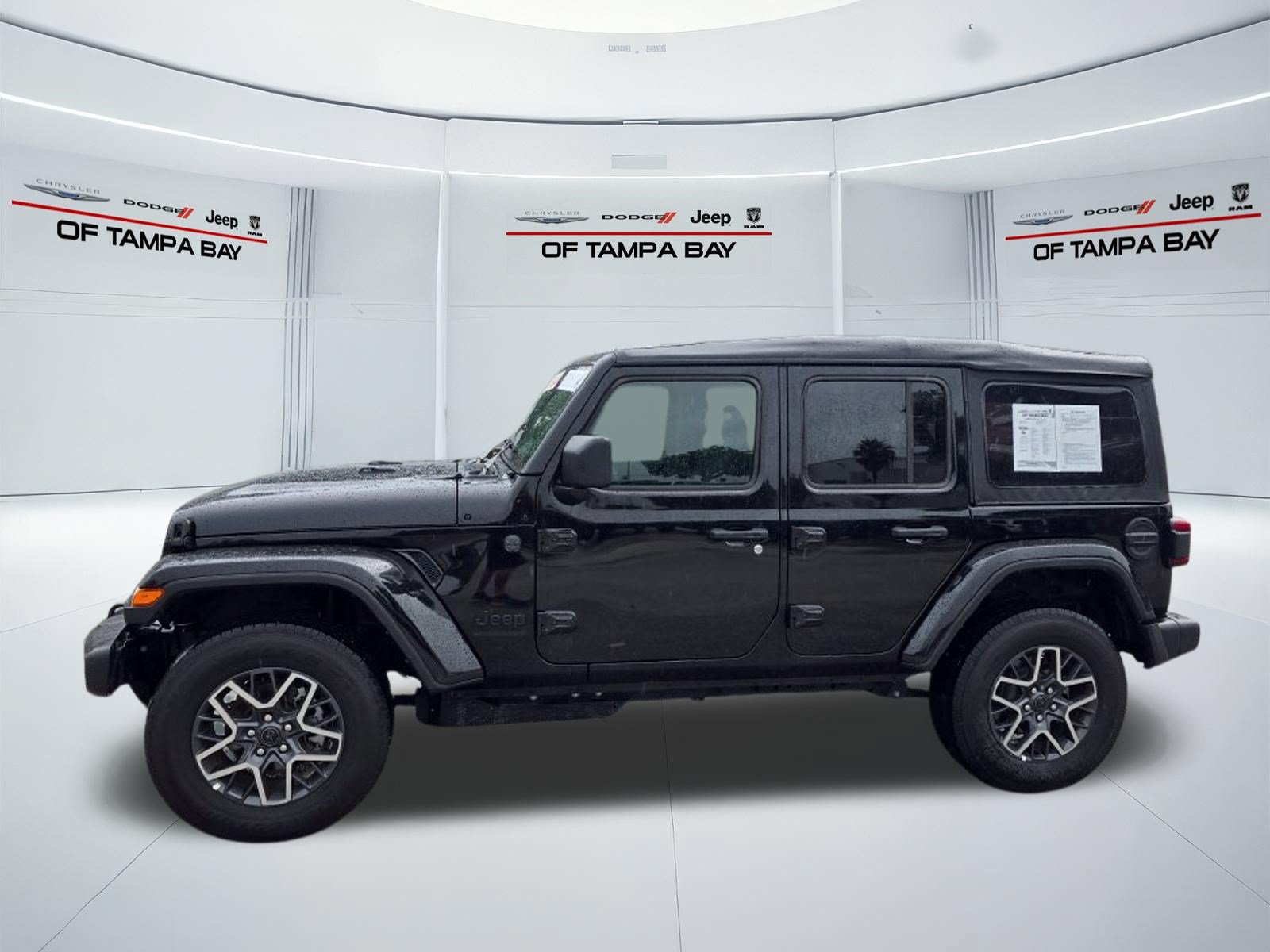 Used 2026 Jeep Wrangler Unlimited Sahara AWD/4WD image 3
