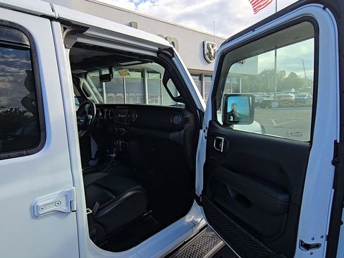 Used 2022 Jeep Gladiator Overland image 17