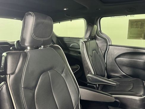 Used 2025 Chrysler Pacifica Limited FWD image 42