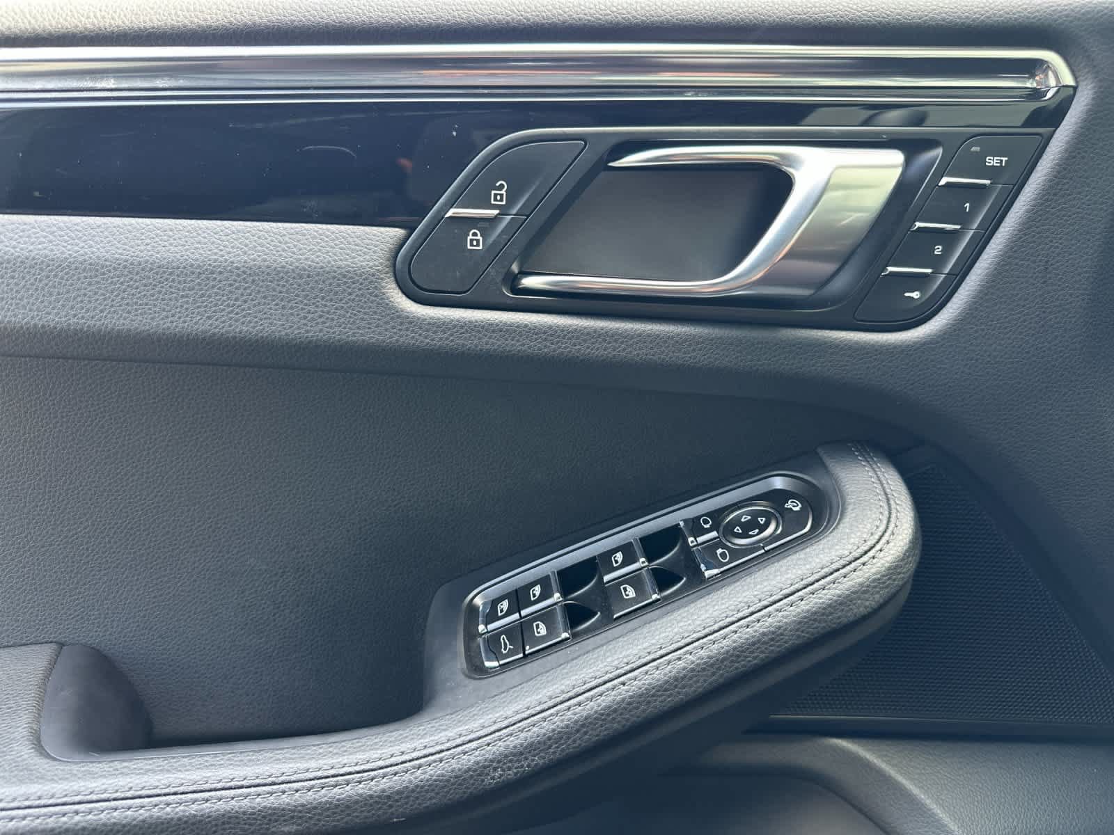 Certified 2025 Porsche Macan AWD/4WD image 12