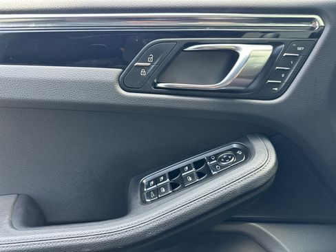Certified 2025 Porsche Macan AWD/4WD image 12