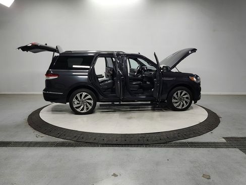 Used 2023 Lincoln Navigator Reserve image 16