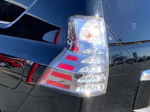 Used 2021 Lexus GX 460 Premium w/ Premium Package image 29