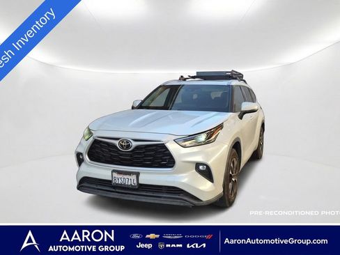 Used 2022 Toyota Highlander XLE FWD image 1