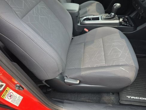 Used 2017 Toyota Tacoma TRD Sport w/ Tow Package (A/T) AWD/4WD image 14