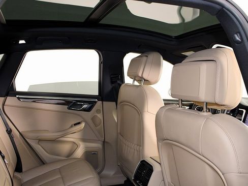 Certified 2022 Porsche Macan S image 25