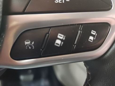 Used 2023 Chrysler Pacifica Touring-L image 43