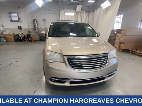 Used 2013 Chrysler Town & Country Touring FWD image 3
