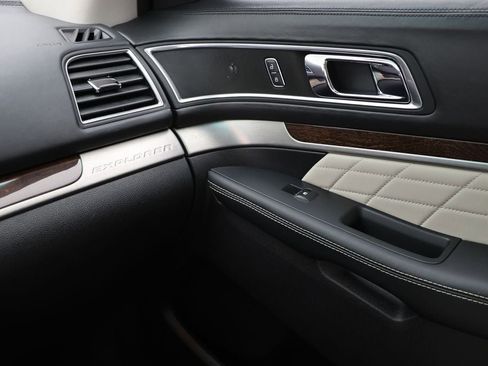 Used 2016 Ford Explorer Platinum image 29