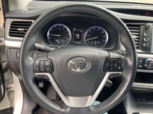 Used 2018 Toyota Highlander SE FWD image 19