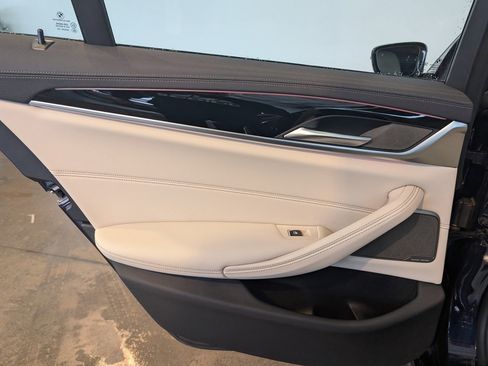 Used 2021 BMW M550i xDrive w/ Dynamic Handling Package image 23