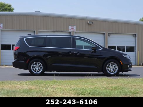 Used 2024 Chrysler Pacifica Touring-L FWD image 8
