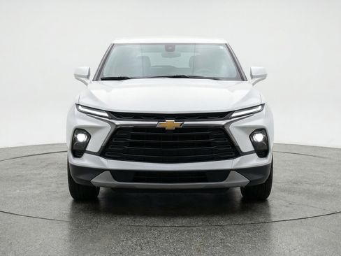 Used 2025 Chevrolet Blazer LT FWD image 2