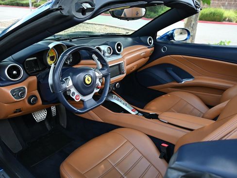Used 2015 Ferrari California T RWD image 38