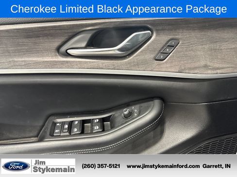 Used 2024 Jeep Grand Cherokee Limited w/ Black Appearance Package AWD/4WD image 14