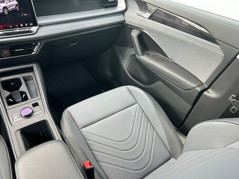 Certified 2026 Volkswagen Tiguan SE FWD image 11