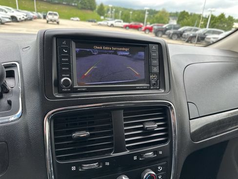 Used 2019 Dodge Grand Caravan SE FWD image 12