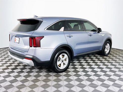 Certified 2025 Kia Sorento LX image 10
