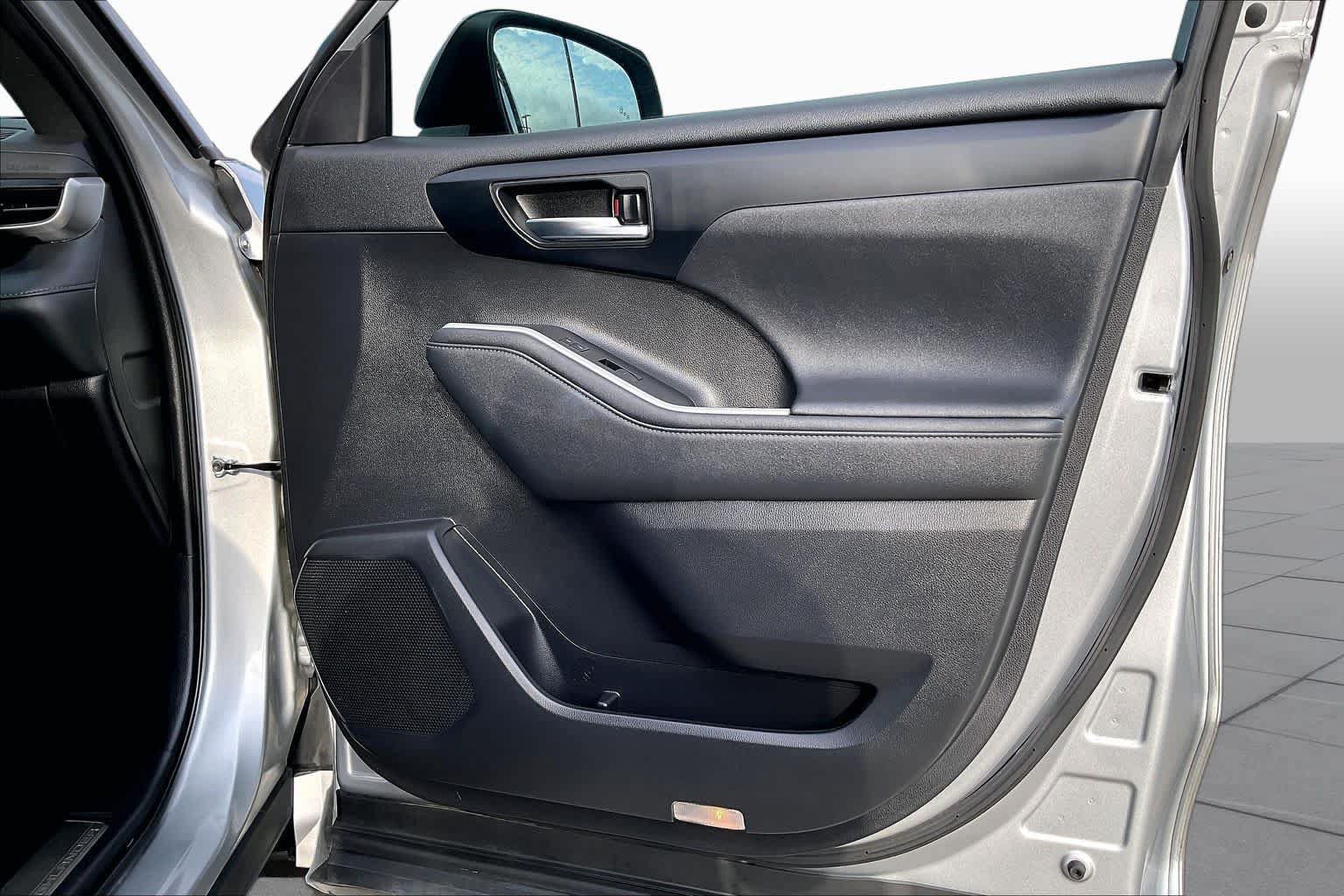 Used 2023 Toyota Highlander XSE FWD image 23